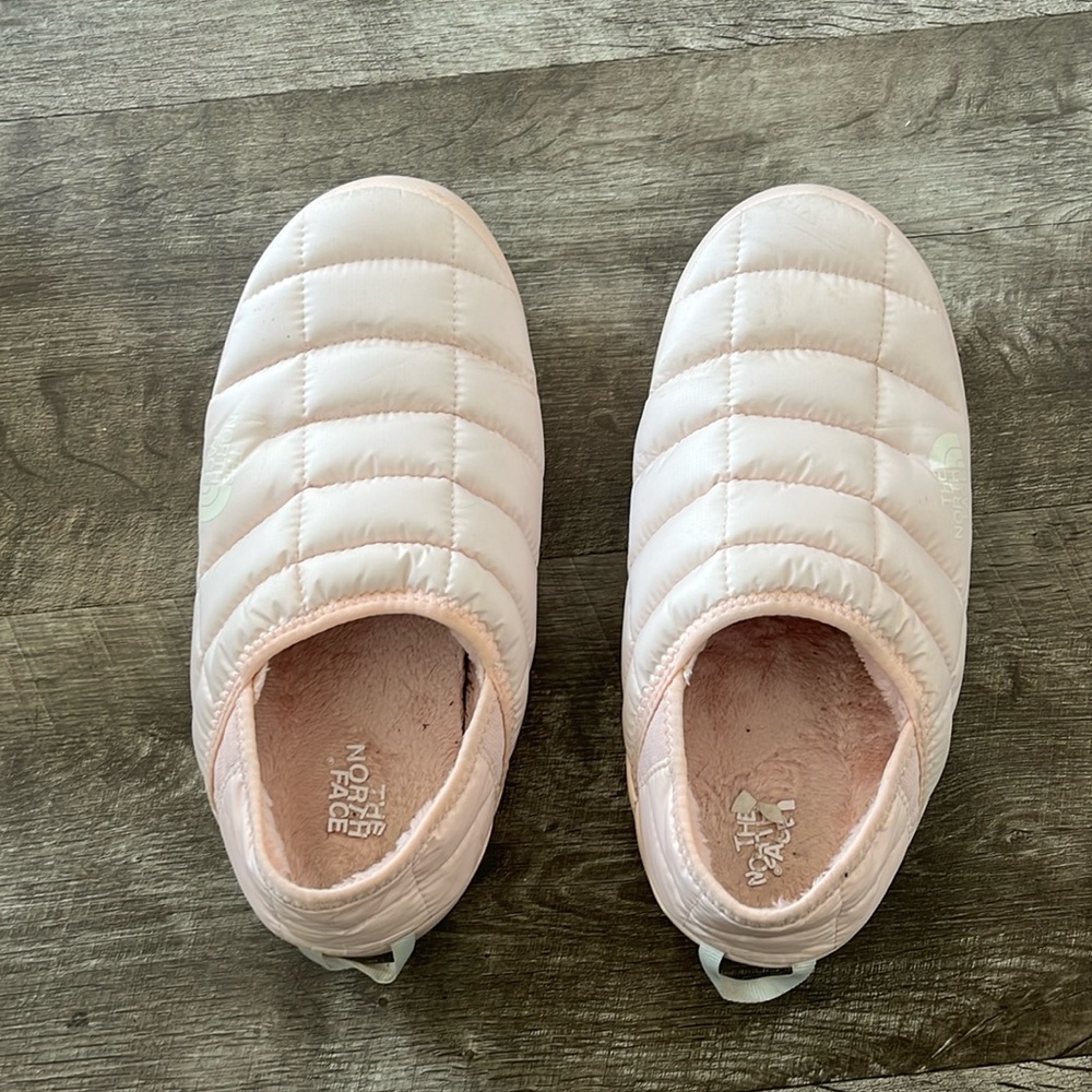 Light pink north face booties 9